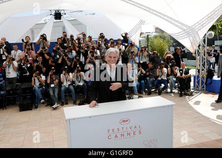 Schauspieler Peter Simonischek besucht die Photocall "Toni Erdmann" während der 69. Annual Cannes Film Festival im Palais des Festivals in Cannes, Frankreich, am 14. Mai 2016. Foto: Hubert Boesl Stockfoto