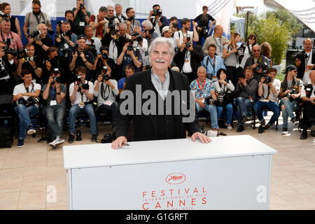 Schauspieler Peter Simonischek besucht die Photocall "Toni Erdmann" während der 69. Annual Cannes Film Festival im Palais des Festivals in Cannes, Frankreich, am 14. Mai 2016. Foto: Hubert Boesl Stockfoto