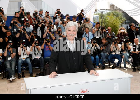 Schauspieler Peter Simonischek besucht die Photocall "Toni Erdmann" während der 69. Annual Cannes Film Festival im Palais des Festivals in Cannes, Frankreich, am 14. Mai 2016. Foto: Hubert Boesl Stockfoto