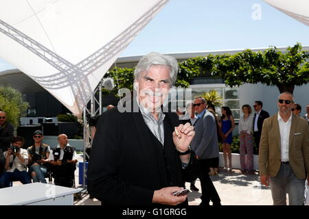 Schauspieler Peter Simonischek besucht die Photocall "Toni Erdmann" während der 69. Annual Cannes Film Festival im Palais des Festivals in Cannes, Frankreich, am 14. Mai 2016. Foto: Hubert Boesl Stockfoto