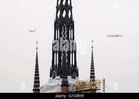 Stockholm, Schweden. 14. Mai 2016: ein kleines Flugzeug fliegt mit einem Banner "Karabach liebt Iveta" zu sagen. Bildnachweis: Stefan Crämer/Alamy Live-Nachrichten Stockfoto