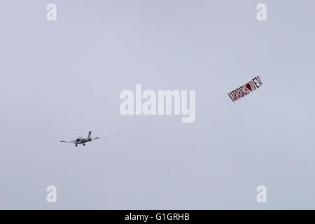 Stockholm, Schweden. 14. Mai 2016: ein kleines Flugzeug fliegt mit einem Banner "Karabach liebt Iveta" zu sagen. Bildnachweis: Stefan Crämer/Alamy Live-Nachrichten Stockfoto