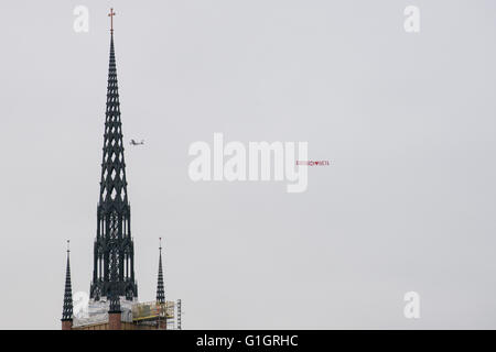 Stockholm, Schweden. 14. Mai 2016: ein kleines Flugzeug fliegt mit einem Banner "Karabach liebt Iveta" zu sagen. Bildnachweis: Stefan Crämer/Alamy Live-Nachrichten Stockfoto