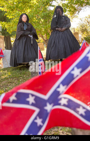 Charleston, USA. 14. Mai 2016. Frauen tragen Bürgerkrieg Ära Trauer Kostüm während einer Gedenkfeier auf dem Magnolia Cemetery, Confederate Memorial Day 14. Mai 2016 in Charleston, South Carolina zu markieren. Die Veranstaltungen anlässlich südlichen Konföderierten Erbe fast ein Jahr nach der Entfernung der Konföderierten Flagge aus der Hauptstadt nach der Ermordung von neun Personen an der historischen schwarzen Mutter Emanuel AME Kirche kommen. Bildnachweis: Planetpix/Alamy Live-Nachrichten Stockfoto