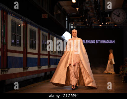 Istanbul, Türkei. 14. Mai 2016. Ein Modell stellt eine Kreation von Siti Khadijan bei bescheidenen Fashion Week Istanbul in Istanbul, Türkei, am 14. Mai 2016 entworfen. Bildnachweis: He Canling/Xinhua/Alamy Live-Nachrichten Stockfoto