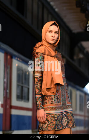 Istanbul, Türkei. 14. Mai 2016. Ein Modell stellt eine Schöpfung des JUBANSOUQ bei bescheidenen Fashion Week Istanbul in Istanbul, Türkei, am 14. Mai 2016. Bildnachweis: He Canling/Xinhua/Alamy Live-Nachrichten Stockfoto