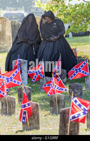 Charleston, USA. 14. Mai 2016. Frauen tragen Bürgerkrieg Ära Trauer Kostüm während einer Gedenkfeier auf dem Magnolia Cemetery, Confederate Memorial Day 14. Mai 2016 in Charleston, South Carolina zu markieren. Die Veranstaltungen anlässlich südlichen Konföderierten Erbe fast ein Jahr nach der Entfernung der Konföderierten Flagge aus der Hauptstadt nach der Ermordung von neun Personen an der historischen schwarzen Mutter Emanuel AME Kirche kommen. Bildnachweis: Planetpix/Alamy Live-Nachrichten Stockfoto