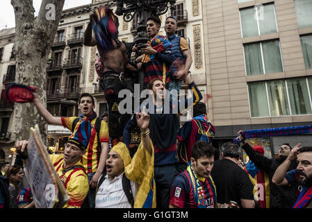 Barcelona, Katalonien, Spanien. 14. Mai 2016. Fans des FC Barcelona skandieren Parolen am Canaletes Brunnen an den Ramblas, der traditionelle Ort, um Trophäen, feiern ihr Team 24. Meistertitel feiern. © Matthias Oesterle/ZUMA Draht/Alamy Live-Nachrichten Stockfoto