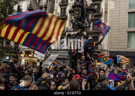 Barcelona, Katalonien, Spanien. 14. Mai 2016. Fans des FC Barcelona skandieren Parolen am Canaletes Brunnen an den Ramblas, der traditionelle Ort, um Trophäen, feiern ihr Team 24. Meistertitel feiern. © Matthias Oesterle/ZUMA Draht/Alamy Live-Nachrichten Stockfoto