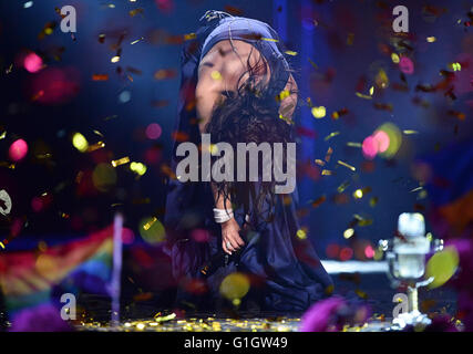 Stockholm, Schweden. 14. Mai 2016. Jamala aus der Ukraine mit "1944" gewinnt das Finale von der 61. jährliche Eurovision Song Contest (ESC) in Stockholm, Schweden, 14. Mai 2016. Foto: Britta Pedersen/Dpa/Alamy Live News Stockfoto