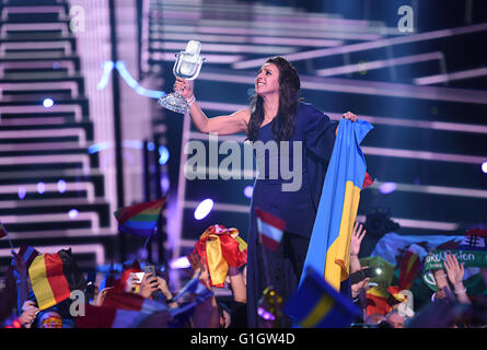 Stockholm, Schweden. 14. Mai 2016. Jamala aus der Ukraine mit "1944" gewinnt das Finale von der 61. jährliche Eurovision Song Contest (ESC) in Stockholm, Schweden, 14. Mai 2016. Foto: Britta Pedersen/Dpa/Alamy Live News Stockfoto