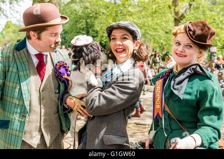 London, Vereinigtes Königreich - 14. Mai 2016: Tweed laufen (Fahrradtour mit einem Stil) mit Picknick in der Nähe von Albert Memorial in Kensington Gardens, Hyde Park. Glückliche Fahrer mit einem Hund in einem Hut Credit: Elena Chaykina/Alamy Live News Stockfoto