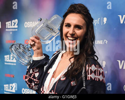 Stockholm, Schweden. 15. Mai 2016. Jamala, Ukraine mit "1944", die gewann die Eurovision Song Contest Lächeln auf einer Pressekonferenz nach dem Finale von der 61. jährliche Eurovision Song Contest (ESC) in Stockholm, Schweden, 15. Mai 2016, darstellt. Foto: Britta Pedersen/Dpa/Alamy Live News Stockfoto