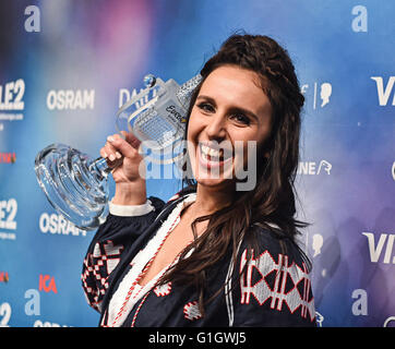 Stockholm, Schweden. 15. Mai 2016. Jamala, Ukraine mit "1944", die gewann die Eurovision Song Contest Lächeln auf einer Pressekonferenz nach dem Finale von der 61. jährliche Eurovision Song Contest (ESC) in Stockholm, Schweden, 15. Mai 2016, darstellt. Foto: Britta Pedersen/Dpa/Dpa/Alamy Live News Stockfoto