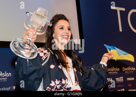 Stockholm, Schweden. 15. Mai 2016. 32 Jahre alte Sängerin Jamala (Susana Jamaladinova) gibt eine Pressekonferenz nach dem Gewinn der 61. Eurovision Song Contest (ESC) in Stockholm mit 534 Punkten für die Ukraine. Bildnachweis: Stefan Crämer/Alamy Live-Nachrichten Stockfoto