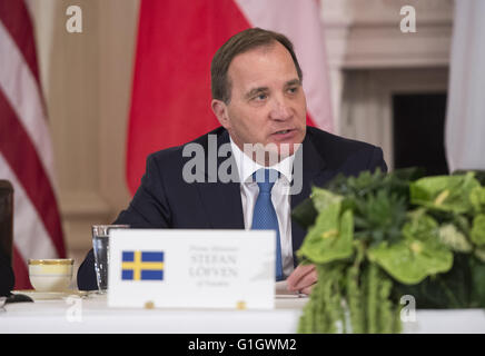 13. Mai 2016 spricht bei einem multilateralen Treffen mit US-Präsident Barack Obama und anderen nordischen Land führend in State Dining Room im Weißen Haus in Washington, DC auf 13. Mai 2016 - Washington, District Of Columbia, Vereinigte Staaten von Amerika - schwedische Ministerpräsident Stefan Lofven. Präsident Obama traf mit Schweden Ministerpräsident Stefan Lofven, Dänemark Ministerpräsident Lars Løkke Rasmussen, Island Premierminister Sigurdur Ingi Johannsson, Norwegens Ministerpräsident Erna Solberg und Finnland Präsident Sauli Niinisto diskutieren Wirtschafts-, Umwelt- und Sicherheitsaspekte in der Stockfoto