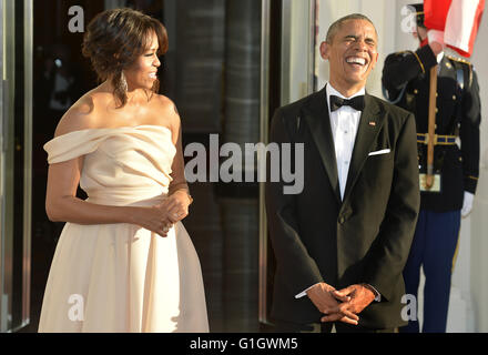 Washington, District Of Columbia, USA. 13. Mai 2016. U.S. President Barack Obama (R) lacht, als er und First Lady Michelle Obama für die Ankunft der Staats-und Regierungschefs aus den fünf nordischen Ländern für ein State Dinner im Weißen Haus, 13. Mai 2016, in Washington, DC erwarten. Sie Führer wurden erwartet, Terrorismus, Umwelt, arktischen Fragen und Handel zu diskutieren. Bildnachweis: Mike Theiler/Pool über CNP © Mike Theiler/CNP/ZUMA Draht/Alamy Live-Nachrichten Stockfoto