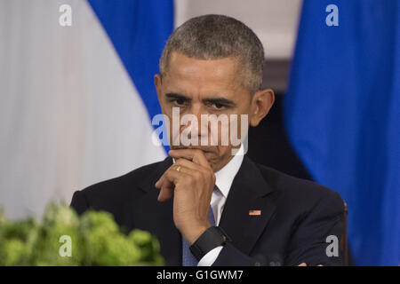 13. Mai 2016 hört - Washington, District Of Columbia, Vereinigte Staaten von Amerika - US-Präsident Barack Obama bei einem multilateralen Treffen mit den Führern der nordischen Region Länder, State Dining Room im Weißen Haus in Washington, DC auf 13. Mai 2016. Präsident Obama traf sich mit Dänemark Ministerpräsident Lars Løkke Rasmussen, Island Premierminister Sigurdur Ingi Johannsson, Norwegens Ministerpräsident Erna Solberg, Schweden Ministerpräsident Stefan Lofven und Finnland Präsident Sauli Niinisto diskutieren Wirtschafts-, Umwelt- und Sicherheitsaspekte in der nordischen Region. Bildnachweis: Kevin Diät Stockfoto