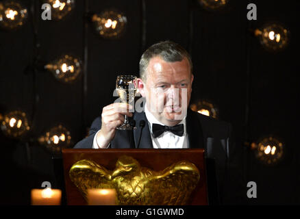 Washington, District Of Columbia, USA. 13. Mai 2016. Dänemarks Ministerpräsident Lars Løkke Rasmussen wirft ein Glas für einen Toast auf USPresident Barack Obama und anderen nordischen Staats-und Regierungschefs auf ein State Dinner im Weißen Haus, 13. Mai 2016, in Washington, DC. Bildnachweis: Mike Theiler/Pool über CNP © Mike Theiler/CNP/ZUMA Draht/Alamy Live-Nachrichten Stockfoto