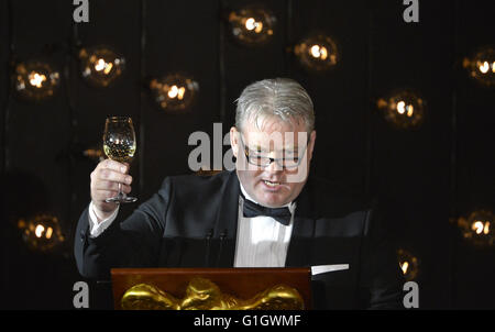 Washington, District Of Columbia, USA. 13. Mai 2016. Isländische Premierminister Sigurdur Ingi Johannson hebt sein Glas in einem Toast auf USPresident Barack Obama und anderen nordischen Staats-und Regierungschefs auf ein State Dinner im Weißen Haus, 13. Mai 2016, in Washington, DC. Bildnachweis: Mike Theiler/Pool über CNP © Mike Theiler/CNP/ZUMA Draht/Alamy Live-Nachrichten Stockfoto