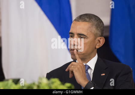 13. Mai 2016 hört - Washington, District Of Columbia, Vereinigte Staaten von Amerika - US-Präsident Barack Obama bei einem multilateralen Treffen mit den Führern der nordischen Region Länder, State Dining Room im Weißen Haus in Washington, DC auf 13. Mai 2016. Präsident Obama traf sich mit Dänemark Ministerpräsident Lars Løkke Rasmussen, Island Premierminister Sigurdur Ingi Johannsson, Norwegens Ministerpräsident Erna Solberg, Schweden Ministerpräsident Stefan Lofven und Finnland Präsident Sauli Niinisto diskutieren Wirtschafts-, Umwelt- und Sicherheitsaspekte in der nordischen Region. Bildnachweis: Kevin Diät Stockfoto