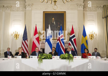 13. Mai 2016 - Washington, District Of Columbia, Vereinigte Staaten von Amerika - US-Präsident Barack Obama hat einem multilateralen Treffen mit Führern der nordischen Region Länder in State Dining Room im Weißen Haus in Washington, DC auf 13. Mai 2016. Präsident Obama traf sich mit Dänemark Ministerpräsident Lars Løkke Rasmussen, Island Premierminister Sigurdur Ingi Johannsson, Norwegens Ministerpräsident Erna Solberg, Schweden Ministerpräsident Stefan Lofven und Finnland Präsident Sauli Niinisto diskutieren Wirtschafts-, Umwelt- und Sicherheitsaspekte in der nordischen Region. Bildnachweis: Kevin Dietsch/Poo Stockfoto