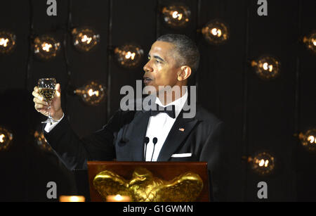 Washington, District Of Columbia, USA. 13. Mai 2016. US-Präsident Barack Obama hebt sein Glas in einem Toast auf die fünf nordischen Führer, die Teilnahme an einem State Dinner im Weißen Haus, 13. Mai 2016, in Washington, DC. Sie Führer wurden erwartet, Terrorismus, Umwelt, arktischen Fragen und Handel zu diskutieren. Bildnachweis: Mike Theiler/Pool über CNP © Mike Theiler/CNP/ZUMA Draht/Alamy Live-Nachrichten Stockfoto