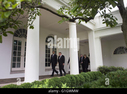 13. Mai 2016 folgen - Washington, District Of Columbia, Vereinigte Staaten von Amerika - Präsident Barack Obama (L) Gespräche mit Dänemark Ministerpräsident Lars Løkke Rasmussen als andere Führer der nordischen Länder hinter, wie sie zum Oval Office für ein Treffen im Weißen Haus in Washington, DC auf 13. Mai 2016 laufen. Präsident Obama begrüßte Ministerpräsident Rasmussen sowie Island Premierminister Sigurdur Ingi Johannsson, Dänemark Ministerpräsident Lars Løkke Rasmussen, Norwegen Premierminister Erna Solberg, Ministerpräsident Stefan Lofven Schweden und Finnland Präsident Sauli Niinisto ins Weiße Haus, Diskus Stockfoto