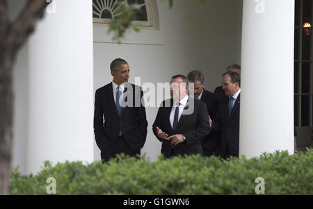 13. Mai 2016 folgen - Washington, District Of Columbia, Vereinigte Staaten von Amerika - Präsident Barack Obama (L) Gespräche mit Dänemark Ministerpräsident Lars Løkke Rasmussen als andere Führer der nordischen Länder hinter, wie sie zum Oval Office für ein Treffen im Weißen Haus in Washington, DC auf 13. Mai 2016 laufen. Präsident Obama begrüßte Ministerpräsident Rasmussen sowie Island Premierminister Sigurdur Ingi Johannsson, Dänemark Ministerpräsident Lars Løkke Rasmussen, Norwegen Premierminister Erna Solberg, Ministerpräsident Stefan Lofven Schweden und Finnland Präsident Sauli Niinisto ins Weiße Haus, Diskus Stockfoto