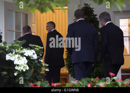 13. Mai 2016 folgen - Washington, District Of Columbia, Vereinigte Staaten von Amerika - US-Präsident Barack Obama (2.-L) Gespräche mit Dänemark Ministerpräsident Lars Løkke Rasmussen (L) als andere Führer der nordischen Länder hinter, wie sie zum Oval Office für ein Treffen im Weißen Haus in Washington, DC auf 13. Mai 2016 laufen. Präsident Obama begrüßte Ministerpräsident Rasmussen als auch Island Premierminister Sigurdur Ingi Johannsson, Dänemark Ministerpräsident Lars Løkke Rasmussen, Norwegen Premierminister Erna Solberg, Ministerpräsident Stefan Lofven Schweden und Finnland Präsident Sauli Niinisto, die Stockfoto