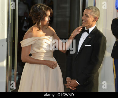 Washington, District Of Columbia, USA. 13. Mai 2016. USPresident Barack Obama hat sein Kinn berührt von First Lady Michelle Obama, wie sie die Ankunft der Staats-und Regierungschefs aus den fünf nordischen Ländern für ein State Dinner im Weißen Haus, 13. Mai 2016, in Washington, DC zu erwarten. Sie Führer wurden erwartet, Terrorismus, Umwelt, arktischen Fragen und Handel zu diskutieren. Bildnachweis: Mike Theiler/Pool über CNP © Mike Theiler/CNP/ZUMA Draht/Alamy Live-Nachrichten Stockfoto