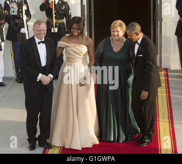 Washington, District Of Columbia, USA. 13. Mai 2016. US-Präsident Barack Obama und First Lady Michelle Obama begrüßen Erna Solberg, Premierminister von Norwegen (2. von rechts) und Ehepartner Sindre Finnes (links), wie sie, 13. Mai 2016 im The White House in Washington, DC ankommen, ein State Dinner zu besuchen, während der Teilnahme an der US - Nordic Führer Summit.Credit: Chris Kleponis/CNP © Chris Kleponis/CNP/ZUMA Draht/Alamy Live News Stockfoto