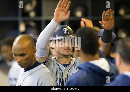 14. Mai 2016: San Diego Padres erster Basisspieler Wil Myers #4 ist von Teamkollegen gratulierte, nach der Kollision mit eines Homerun in der Major League Baseball Spiel zwischen den Milwaukee Brewers und den San Diego Padres im Miller Park in Milwaukee, Wisconsin. John Fisher/CSM Stockfoto