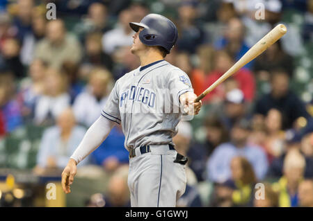 14. Mai 2016: San Diego Padres erster Basisspieler Wil Myers #4 Home Runs zu rechten Feld im 5. Inning von Hauptliga-Baseball-Spiel zwischen den Milwaukee Brewers und den San Diego Padres im Miller Park in Milwaukee, Wisconsin. John Fisher/CSM Stockfoto