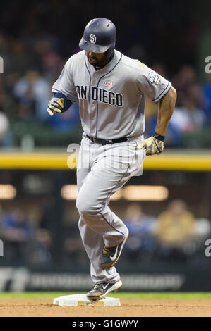 14. Mai 2016: San Diego Padres Recht Fielder Matt Kemp #27 Home Runs zu rechten Feld im 5. Inning von Hauptliga-Baseball-Spiel zwischen den Milwaukee Brewers und den San Diego Padres im Miller Park in Milwaukee, Wisconsin. John Fisher/CSM Stockfoto