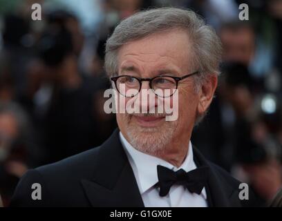 (160515)--CANNES, 15. Mai 2016 (Xinhua)--Regisseur Steven Spielberg stellt auf dem roten Teppich, als er für die Vorführung des Films "The BFG" auf dem 69. Cannes Film Festival in Cannes, Frankreich, 14. Mai 2016 kommt. (Xinhua/Jin Yu) Stockfoto