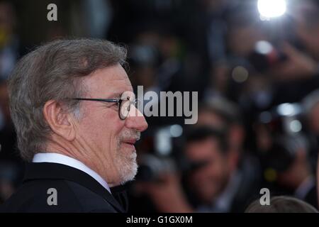 (160515)--CANNES, 15. Mai 2016 (Xinhua)--Regisseur Steven Spielberg stellt auf dem roten Teppich, als er für die Vorführung des Films "The BFG" auf dem 69. Cannes Film Festival in Cannes, Frankreich, 14. Mai 2016 kommt. (Xinhua/Jin Yu) Stockfoto