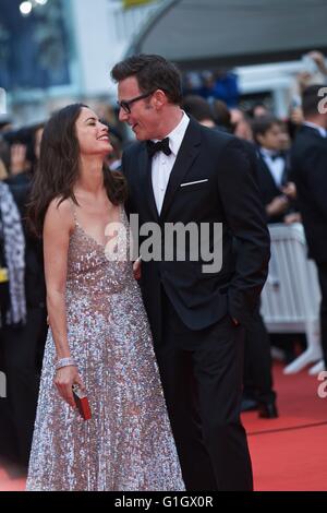 (160515)--CANNES, 15. Mai 2016 (Xinhua)--Schauspielerin Berenice Bejo und Regisseur Michel Hazanavicius kommen für die Vorführung des Films "The BFG" auf dem 69. Cannes Film Festival in Cannes, Frankreich, 14. Mai 2016. (Xinhua/Jin Yu) Stockfoto