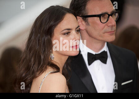 (160515)--CANNES, 15. Mai 2016 (Xinhua)--Schauspielerin Berenice Bejo und Regisseur Michel Hazanavicius kommen für die Vorführung des Films "The BFG" auf dem 69. Cannes Film Festival in Cannes, Frankreich, 14. Mai 2016. (Xinhua/Jin Yu) Stockfoto