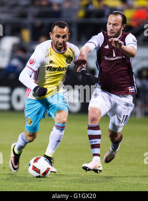 Columbus, Ohio, USA. 14. Mai 2016. Columbus, Ohio USA. Columbus Crew SC vorwärts Justin Meram (9) und Colorado Rapids Mittelfeldspieler Shkelzen Gashi (11) kämpfen um den Ball. (Brent Clark/Alamy Live-Nachrichten) Stockfoto