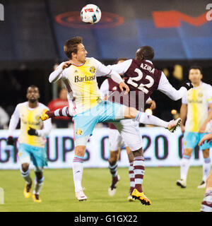 Columbus, Ohio, USA. 14. Mai 2016. Columbus, Ohio USA. Columbus Crew SC Mittelfeldspieler Ethan Finlay (13) und Colorado Rapids Mittelfeldspieler Michael Azira (22)-Kampf um den Ball in der zweiten Hälfte. (Brent Clark/Alamy Live-Nachrichten) Stockfoto