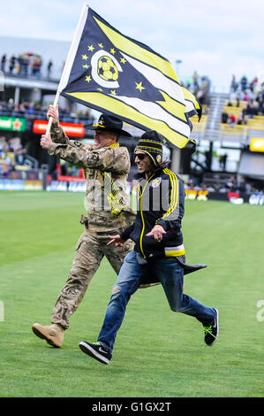 Frankie läuft mit Mann des Militärs in der zweiten Hälfte des Spiels zwischen Colorado Rapids und Columbus Crew SC. 14. Mai 2016 MAPFRE-Stadion in Columbus Ohio. .. Columbus Crew SC 1 - Colorado Rapids 1..Photo Credit: Dorn Byg/CSM Stockfoto