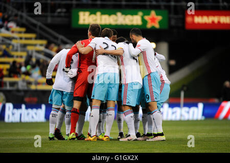 Columbus Crew FC kauert vor Beginn der ersten Halbzeit des Spiels zwischen Colorado Rapids und Columbus Crew SC. 14. Mai 2016 MAPFRE-Stadion in Columbus Ohio. .. Columbus Crew SC 1 - Colorado Rapids 0..Photo Credit: Dorn Byg/CSM Stockfoto