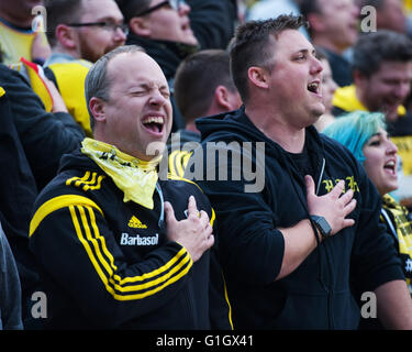 Columbus, Ohio, USA. 14. Mai 2016. Columbus, Ohio USA. Columbus Crew-SC-Fans singen "Star Pailletten Banner" vor dem Spiel gegen die Colorado Rapids.  (Brent Clark/Alamy Live-Nachrichten) Stockfoto