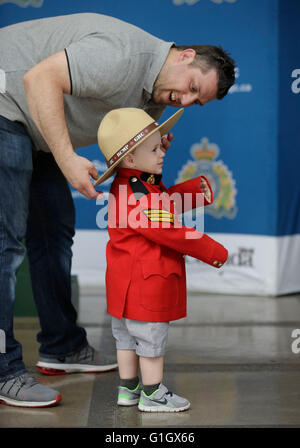 (160515)--VANCOUVER, 15. Mai 2016 (Xinhua)--A junge setzt auf eine Polizeiuniform während einer Veranstaltung Tag der offenen Tür anlässlich der jährlichen nationalen Polizei Woche an die Royal Canadian Mounted Police (RCMP) die wichtigsten Ablösung in Surrey, Kanada, 14. Mai 2016. (Xinhua/Liang Sen) Stockfoto