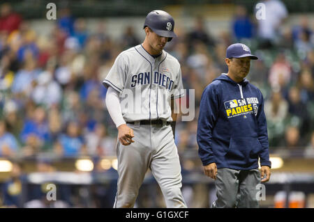 14. Mai 2016: San Diego Padres erster Basisspieler Wil Myers #4 scheidet aus dem Spiel mit einer Verletzung im 9. Inning von der Major League Baseball Spiel zwischen den Milwaukee Brewers und den San Diego Padres im Miller Park in Milwaukee, Wisconsin. John Fisher/CSM Stockfoto