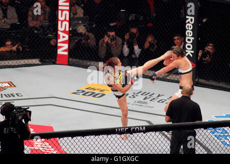 CURITIBA, PR - 14.05.2016: UFC 198 - Cris Cyborg x Leslie Smith. (Foto: Ezequiel Joat? Prestes / FotoArena) Stockfoto