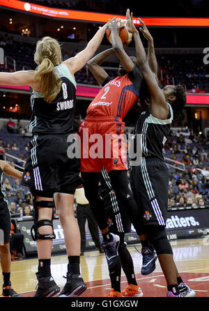 14. Mai 2016 - Washington, DC, USA - 20160514 - Washington Mystics vorwärts KAHLEAH Kupfer (2) einen Schuss gegen die versucht New York Liberty Mitte CAROLYN Schwerter (8) und New York Liberty Guard Zucker RODGERS (14), rechts, zeichnen ein Foul an Rodgers, in der ersten Hälfte im Verizon Center in Washington. (Kredit-Bild: © Chuck Myers über ZUMA Draht) Stockfoto