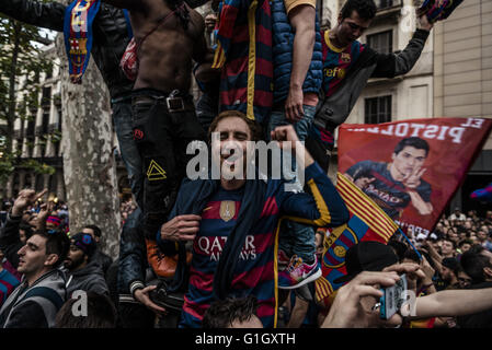 14. Mai 2016 - Barcelona, Katalonien, Spanien - Fans des FC Barcelona skandieren Parolen am Canaletes Brunnen an den Ramblas, der traditionelle Ort, um Trophäen, feiern ihr Team 24. Meistertitel feiern. (Kredit-Bild: © Matthias Oesterle über ZUMA Draht) Stockfoto