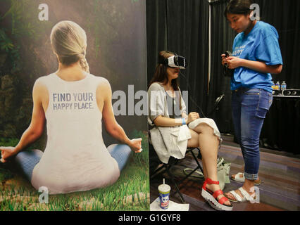 (160515)--VANCOUVER, 15. Mai 2016 (Xinhua)--ein Besucher erlebt ein virtual-Reality-Meditation-Spiel auf der virtual-Reality-Expo in Vancouver, Kanada, 14. Mai 2016. Die Expo war der erste seiner Art in Vancouver statt. (Xinhua/Liang Sen) Stockfoto